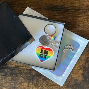 LGBTQ PRIDE キーまたはバッグチャームペンダントセット 男性 女性 シンボル レインボー ハート 愛を広める 憎しみではない ギフトボックス ギフトバッグ パートナー月 6月 風変わり