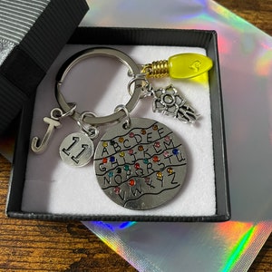 Personalizowany inicjał litery inspirowany telewizją STRANGER THINGS brelok do kluczy zestaw 11 żarówek alfabet potwora pamiątkowe pudełko prezentowe torba dziwaczna