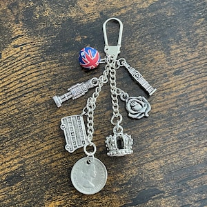 BEST OF BRITISH Schlüsselanhänger oder Tasche Charm Andenken Geschenk Set Bus Krone Big Ben Glück Englisch Sixpence Münze Königin Rose Geschenk Box Soldat Militär
