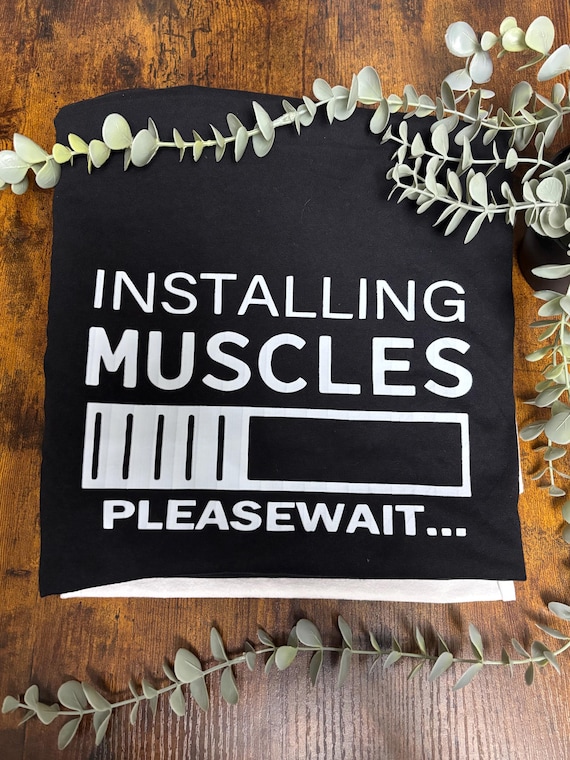 INSTALLING MUSCLES Please Wait Unisex Printed T Shirt Funny Quoted Heat Transfer Tops White Vinyl Gym Buddy Exercise Dad Muscle Man Workout