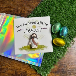 Wir alle brauchen einen kleinen JESUS Kleine Tasche Umarmung Stil Geschenk Freistehendes Harz Gemacht Kardierte Geschenktüte Ostern Religion Taufe Spaß schrullig