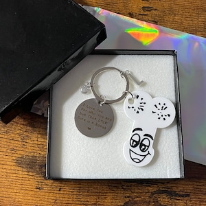 Eu te amo por você, mas aquele D ** K é um chaveiro bônus, conjunto Willy, letra inicial personalizada, rosto sorridente, diversão, novidade, peculiar, aniversário