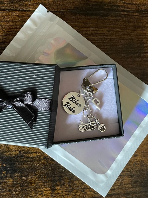 Personalised Letter Initial BIKER BABE Key Or Bag Charm Pendant Set Motorcycle Hearts Birthday Christmas Gift Box Bag Girlfriend Anyone Fun