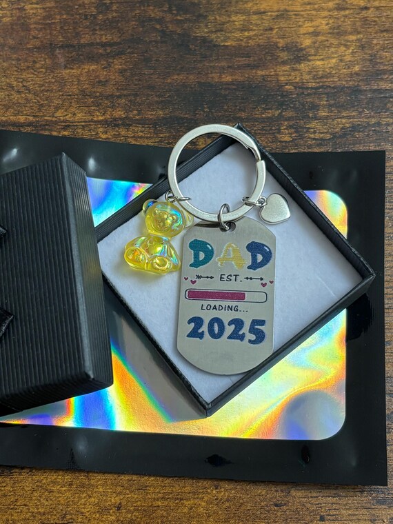 DAD Est 2025 Tag Charm Keyring Set Teddy Bear Heart Words On Back…New Life New Love Baby On The Way Congratulations Engraved Box Bag Set