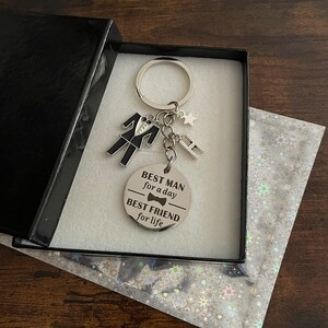 Carta inicial PERSONALIZADA Best Man Key Charm Keepsake Gracias Tuxedo Star Charms Mejor amigo Caja de regalo Bolsa Conjunto de bodas Novedad Peculiar