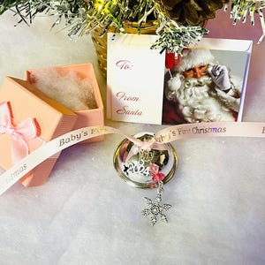 Decoração de árvore de Natal com floco de neve de prata e sinos de Natal do primeiro Natal do BABY, lembrança 2024, caixa de fita rosa ou azul, cartão-presente, bolsa de organza