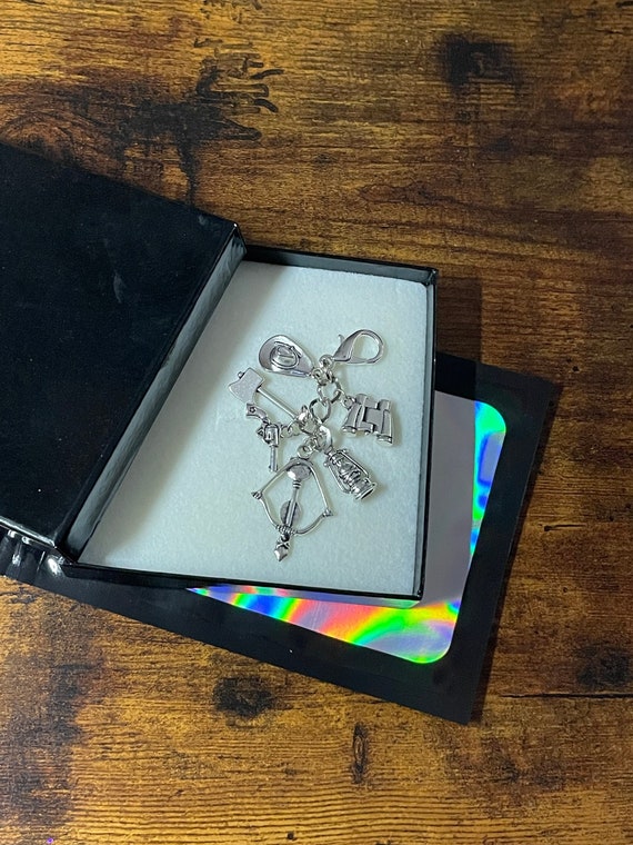 The Walking Dead Key Charm Set Large Lobster Clasp Series Bow Arrow Tools Binoculars Gift Box Bag Light Cow Boy Hat Rick Daryl Zombies Live
