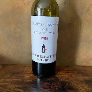 Sticker ANNIVERSAIRE pour bouteille de vin Je ne dis pas que vous êtes vieux, mais si vous faisiez du VIN, vous seriez vraiment très cher.