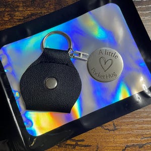 Carta Inicial Personalizada POCKET HUG Aço Inoxidável Charme Bolsa de Couro Conjunto de Chaveiros Estou Sempre Com Você Bolsa Dupla Face Brilhante Lembrança