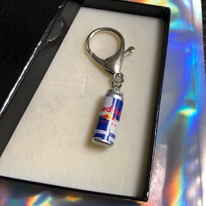 RED BULL Energy Drinks Schlüsselanhänger oder Taschenanhänger Großer Karabinerverschluss Spaß Neuheit Andenken schrullig einzigartig Spirituosen Geschenkbox Shimmer Bag Set