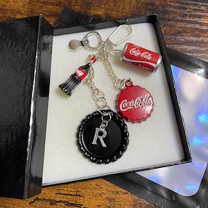 PERSONALISIERTE Anfangsbuchstabe Coca Cola inspiriert Schlüsselanhänger Taschenanhänger Set Flasche kann Ring Top Fun Neuheit Getränkeliebhaber Se Geschenkbox oder Tasche schrullig