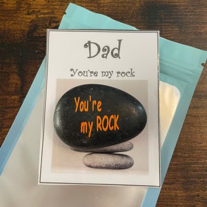 PAPÁ, eres mi abrazo de roca, recuerdo divertido y peculiar, regalo para demostrar que te preocupas por mi roca en tiempos de problemas, gracias por estar a mi lado.