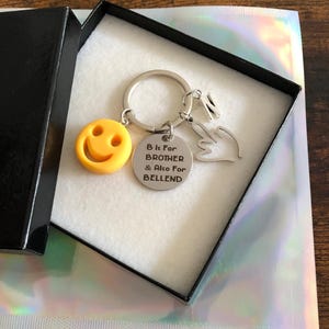 Personalisierte B ist für BRother auch BELLEND Schlüssel Anhänger Emoji Smiley Gesicht Handgeste Anfangsbuchstabe für Name Fun Neuheit Andenken Geschenkbox