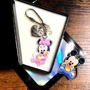 Personalisierte Anfang Charme Babys erste Geburtstag oder alles Gute zum Geburtstag Disney inspiriert Minnie Mickey Key Charm Anhänger Andenken Geschenk Box Tasche