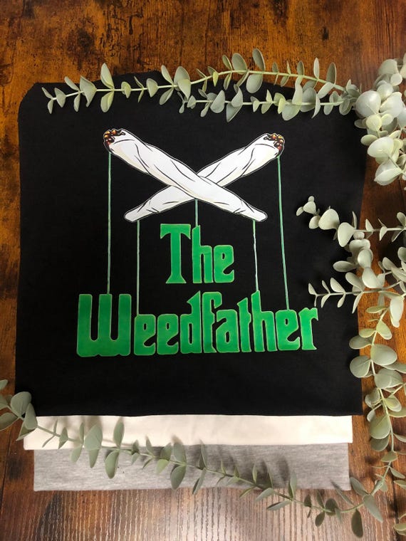 The WEEDFATHER Mens Heat Vinyl Transfer Fun Quirky Unique Novelty Gift For Anyone Smoke Spliff Birthday Old Film Inspired Words