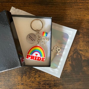 LGBTQ PRIDE キーまたはバッグチャームペンダントセット 男性 女性 シンボル レインボービーズ 愛を広める 憎しみではない ギフトボックス ギフトバッグ パートナー月 6月 風変わり