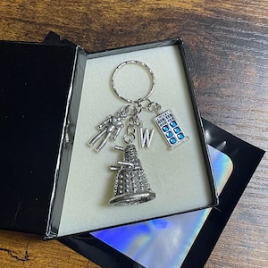 Personalisierte große Dalek Dr Who Sci-Fi Roboter Tardis Cyberman Schlüsselring Anfangsbuchstabe Charms Andenken Tv-Serie inspiriert Geschenkbox Tasche Fan