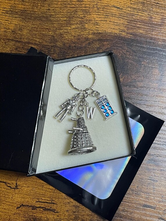 Personalised LARGE Dalek Dr Who Sci-Fi Robot Tardis Cyberman Key Ring Initial Letter Charms Keepsake Tv Series Inspired Gift Box Bag Fan