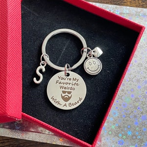 Colgante de encanto inicial PERSONALIZADO Eres mi bicho raro favorito con una barba llavero encanto regalo conjunto cara sonriente corazones cumpleaños diversión novedad