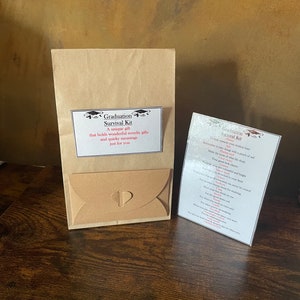 LAUREA Divertente novità Regalo di sopravvivenza e biglietto personalizzato Regalo opzionale Buona fortuna Laureato Regalo unico eccentrico Busta con sacchetto di carta dolce