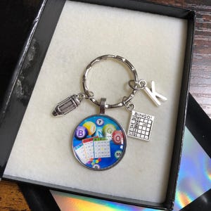 Juego de llavero o dije para bolso con forma de BINGO, tarjeta con letra inicial personalizada, lápiz, caja de regalo divertida y original, bolas para bolso, juego ganador de buena suerte