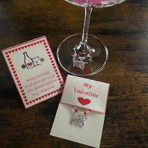 MY VALENTINE Ensemble de breloques en verre à vin Sac de carte-cadeau Perles rouges transparentes Les roses sont rouges et notre vin aussi Buvons ensemble Mon poème de la Saint-Valentin amusant