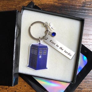 Personalisierte Anfangsbuchstaben Dr. Who Tv-Serie Inspirierte Schlüssel der Tardis Große Telefonzelle Blauer Charme Andenken schrullig Spaß Geschenkbox Tasche