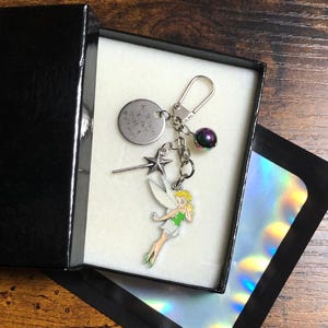 Disney inspiriert TINKER BELLE Feen All It Takes Is Faith Trust & Pixie Dust Schlüsselanhänger oder Taschenanhänger Set Zauberstab Sterne Geschenkbox Tasche Spaß Neuheit