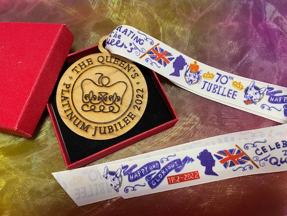 Celebrate The Queen's Platinum Jubilee Medal Or Tree Decoration Keepsake With Printed Ribbon Laser Cut Wooden Style Ply Uk Gift Box Set