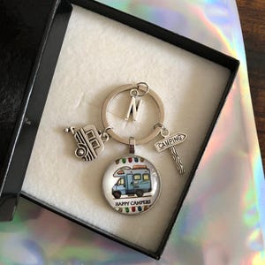 Juego de llaveros o colgantes para bolsos con letras iniciales personalizadas para autocaravana, caravana, camping, divertidos recuerdos, aventuras en vacaciones, caja de regalo