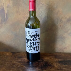Ein HÄSCHEN braucht WEIN! Flasche Aufkleber Geschenk einfach Schälen Bunny Ohren Spaß Neuheit Ostertag Sonntag Abendessen Tischdekoration gedruckt