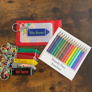GEPERSONALISEERDE grote potlood sleutel charme hanger set kleine potloden GRATIS kaart Shimmer Gift Bag acryl elke kleur vinyl print dank u einde termijn