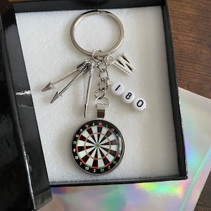 Juego de dardos con letras alfabéticas iniciales PERSONALIZADAS, llavero, dije para bolso, 180 tableros, jugador, equipo, recuerdo, caja de regalo, bolsa, cuentas, trío, peculiar, divertido, risa