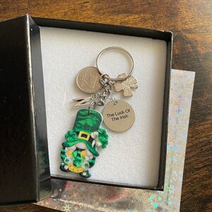 The Luck Of The Irish Lucky Silber Münze PERSONALISIERTE Anfangsbuchstabe Schlüssel Tasche Charm Anhänger Andenken Kobold Kleeblatt Klee St Patricks