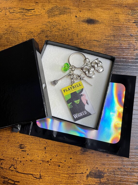 WICKED Film Keyring Or Bag Charm Billboard Musical Faces Wand Broomstick Beads Fun Novelty Keepsake Gift Box Bag Wizard Of Oz Memorabilia