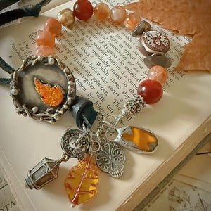 Pulsera de Halloween para mujer con talismán de bruja de otoño, llama sagrada, linterna hueca, ancestros y cierre de botón.
