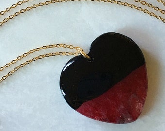 Druzy Herz Halskette Geode Achat – Schwarz-Rot | Natürlicher geschnitzter Stein an 28" goldfarbener Kette | Der Love Stoned Herzanhänger