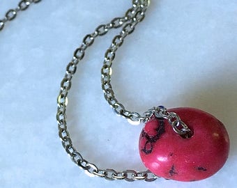 Rote Howlite Nugget Halskette | Naturstein auf dünnen 16" Edelstahl Flachseilkette