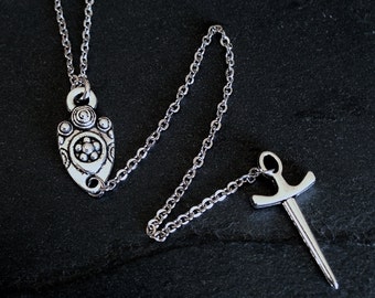 Kleine Silber Schild & Dolch Y-Stil Anhänger Halskette auf dünnen Edelstahl flach Seil Stil Kette