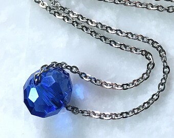 Blauer Kristall Perle Halskette | Oval facettierten einzelne Perle auf dünnen 16" Edelstahl-Flachkabel-Kette / / minimalistisch