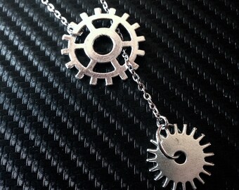 Collier Silver Gear Lariat Style--Silver Tone Charms on Stainless Steel Flat Cable Chain // Steampunk // Industriel