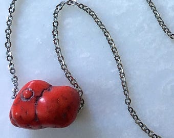 Rote Howlite Nugget Halskette | Naturstein auf dünnen 22" Edelstahl Flachseilkette