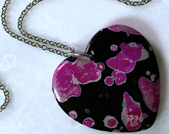 Achat Herz Halskette in Schwarz-Hot Pink | Natürliche geschnitzte Stein auf 28 "Edelstahl Oval Kabelkette | Der Love Stoned Herzanhänger