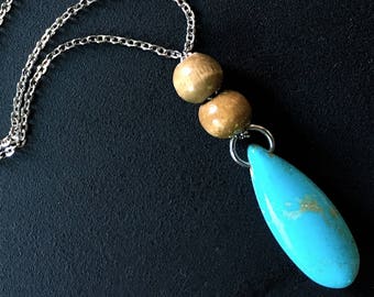 Teardrop Türkis Halskette | Natürliche Howlite Stein / Holz Perlen auf dünnen 25" Edelstahl Flachseil Kette