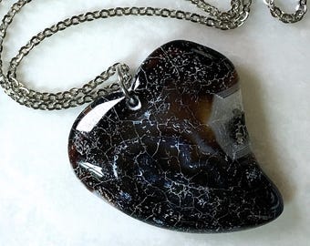 Achat-Herz-Halskette in Schwarz-Braun-Weiß | Natürlicher geschnitzter Stein an 28" Edelstahl-Flachkabelkette | Der Love Stoned-Herzanhänger