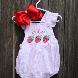 Motif bulle en seersucker rose fraise à volants personnalisé | Petite chérie, Fruité, Tenue pour le premier anniversaire de petits fruits, Anniversaire fruité bicolore, Barboteuse