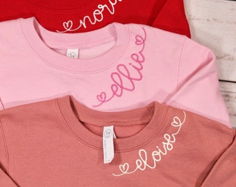 Pull personnalisé pour la Saint-Valentin | Sweatshirt rouge, rose et mauve, nom brodé sur le col, printemps, hiver, fête, cadeau d'anniversaire