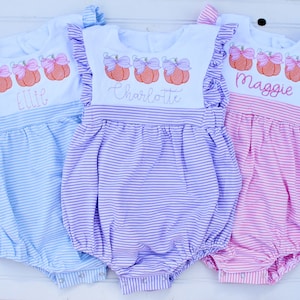 Niedliches Herbst Kürbis Outfit für Baby und Kleinkind Mädchen Monogramm Romper Bubble | Blau, Rosa, Lila gestreifte weiche Baumwolle | Name, Monogramm, Initiale