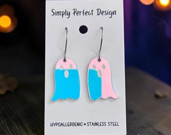 虹色に輝くゴーストのぶら下がりピアス、低アレルギー性ハロウィンピアス、ピンクのゴーストジュエリー、彼女への不気味でかわいいギフト、オハイオ州で手作り