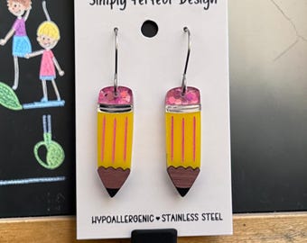 鉛筆型ドロップピアス 低刺激性 教師へのギフト 新学期ジュエリー ハンドメイド イエロー アクリル ウッドピアス 敏感な耳にも安心